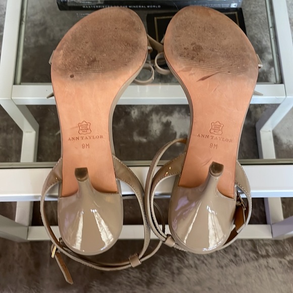 Woman’s heels - Picture 3 of 4